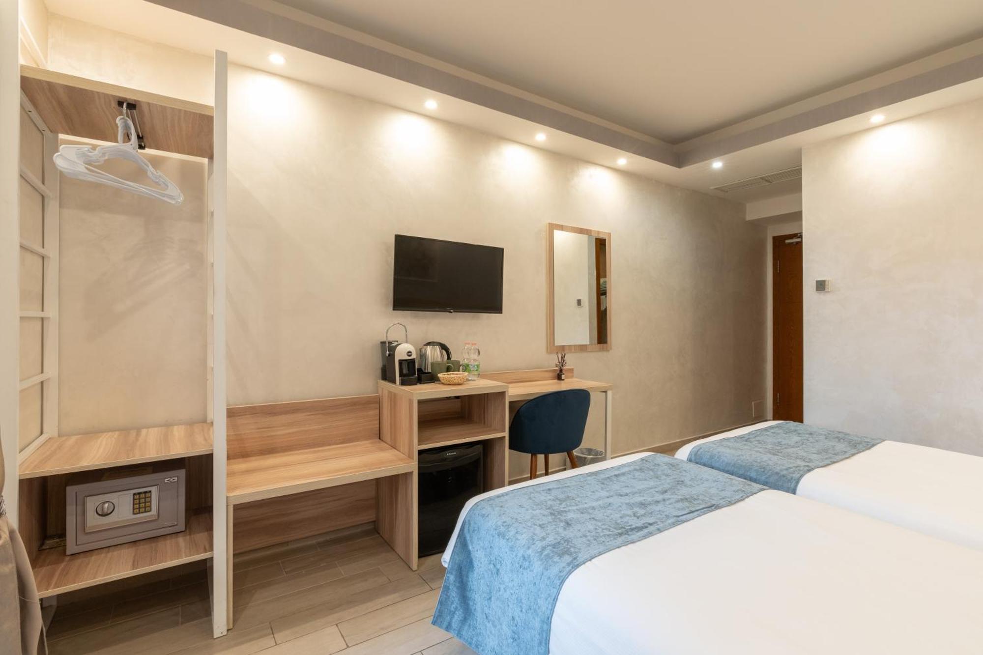 Drago D'Oro Guesthouse - Accross From Metro Vittorio Emanuele Roma Exterior foto